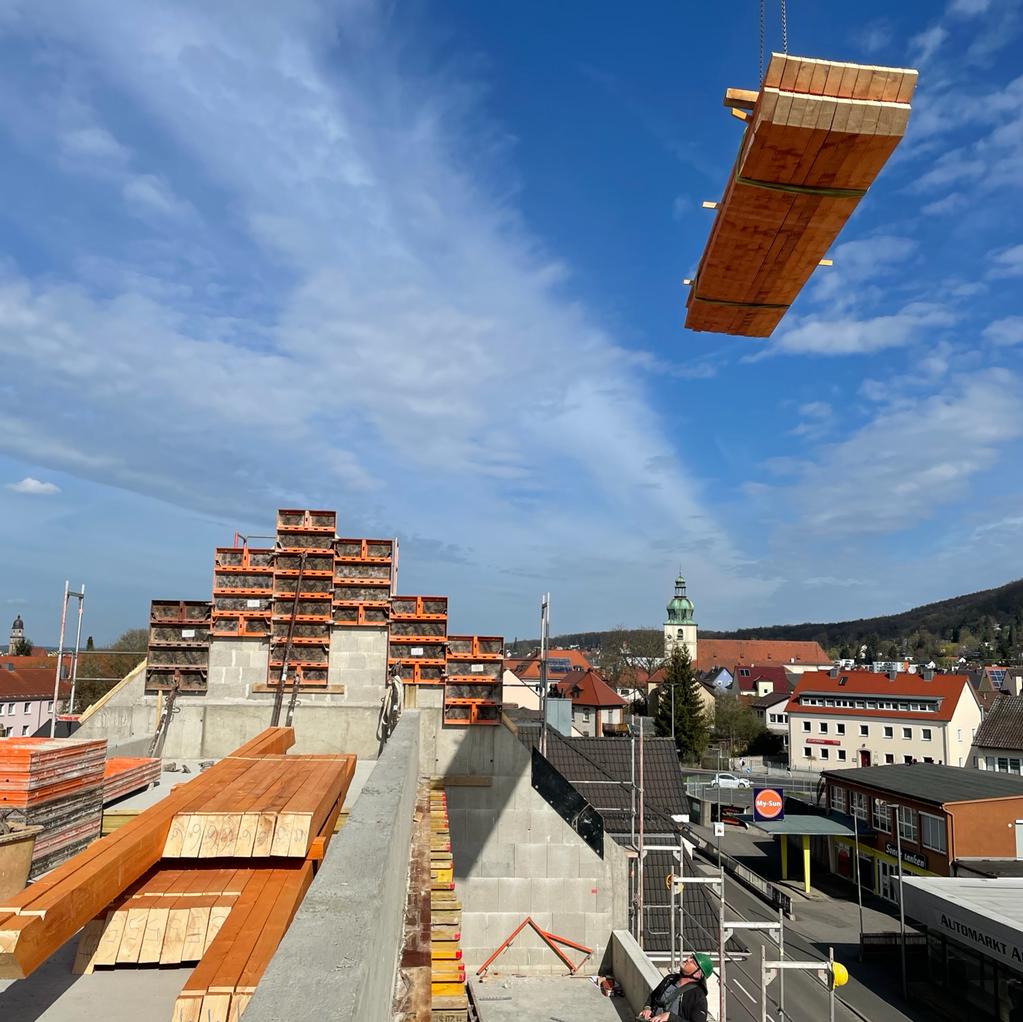 19.04.2022: Dachstuhl Wohn- und Geschäftshaus